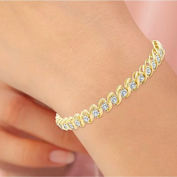 Elegant Gold and Diamond Bracelet